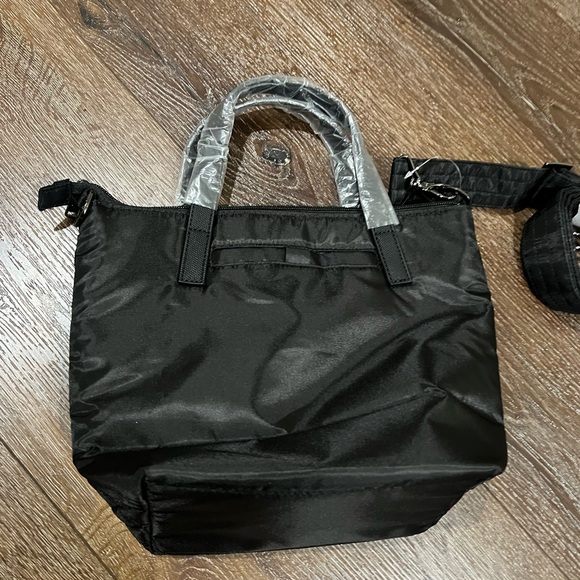 NWT lug sprinkler crossbody bag Paws Black Quilted - Picture 2 of 12